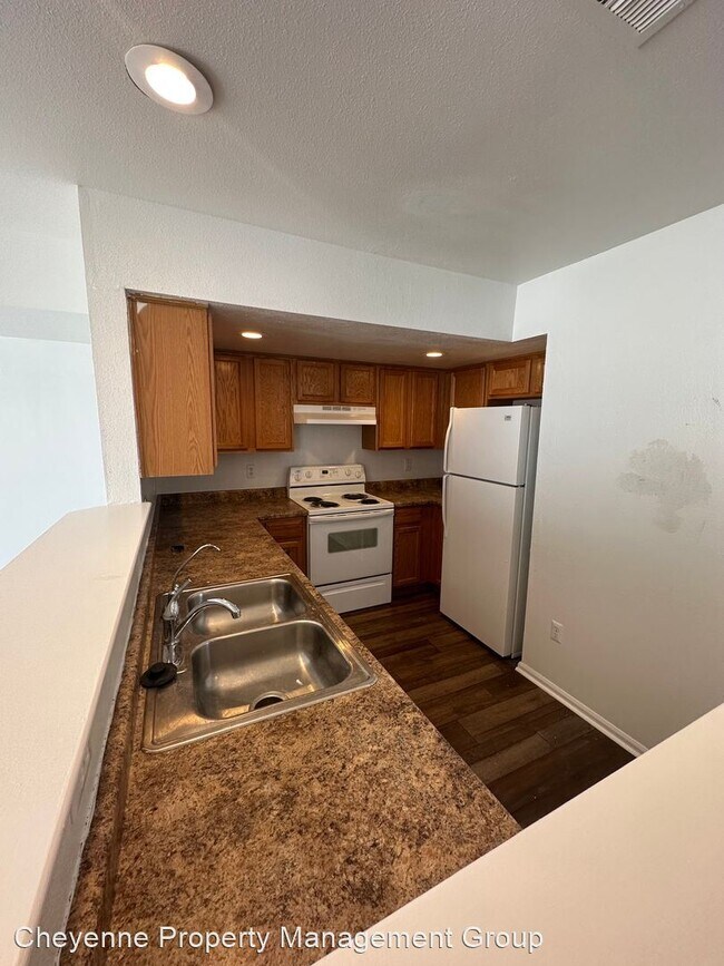 Building Photo - 3 br, 2.5 bath House - 543 W. 3rd St.
