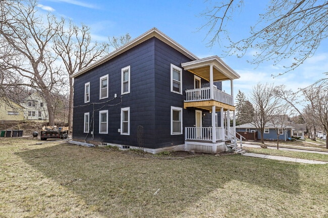 Building Photo - Renovated 2BR Apartment in NE MPLS – Walk ...
