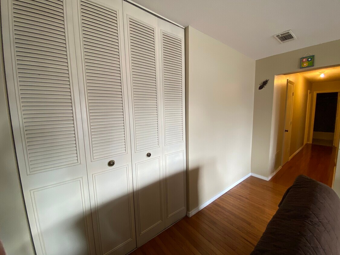 Hallway - 48 Shrewsbury Green Dr