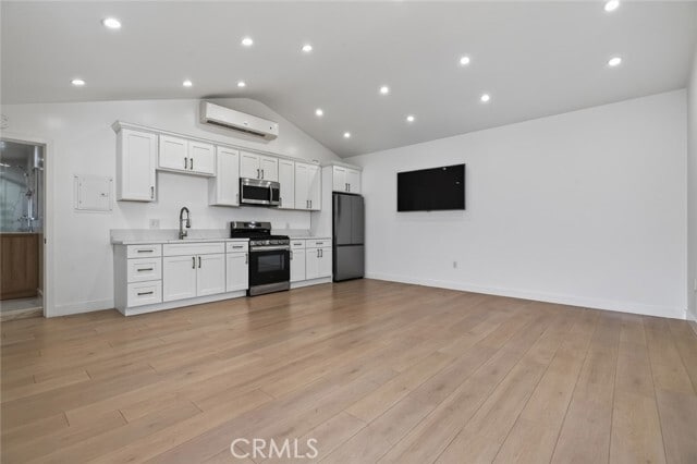 Foto del edificio - 13214 Stagg St