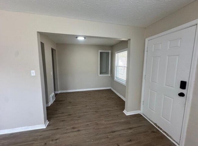 Foto del edificio - This beautifully updated 3-bedroom, 1-bath...