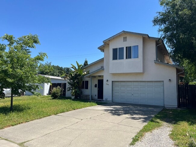 Foto del edificio - Large 2-Story Home Close to Downtown