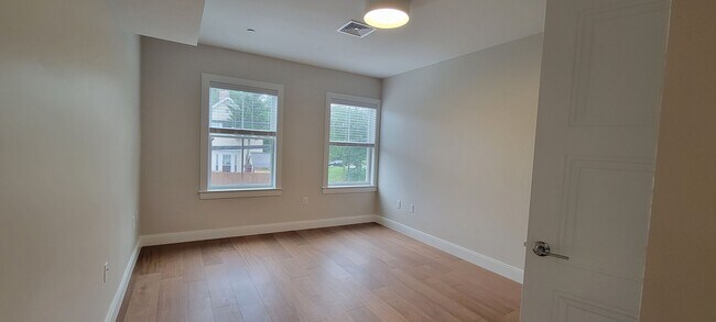 Foto del edificio - Large 2bd/2bath with Garage parking! Steps to Commuter Rail!