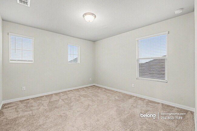Building Photo - 3416 Kingsview Dr