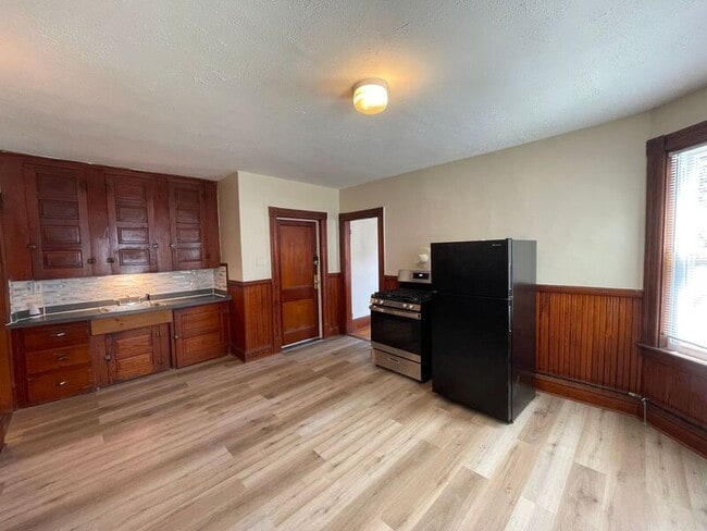 Building Photo - 68 Laval St