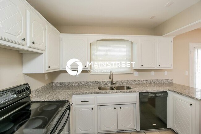 Building Photo - 4 Bedroom Pet-Friendly Home in MIDWEST CITY, OK with Main Street Renewal