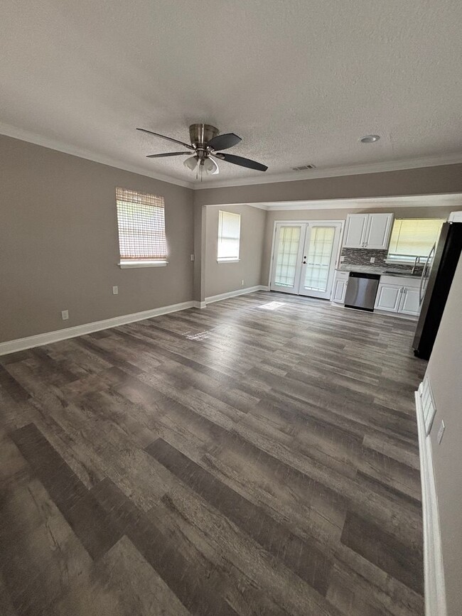Building Photo - 3 Bedroom 2 Bath Home with Privacy Fence A...