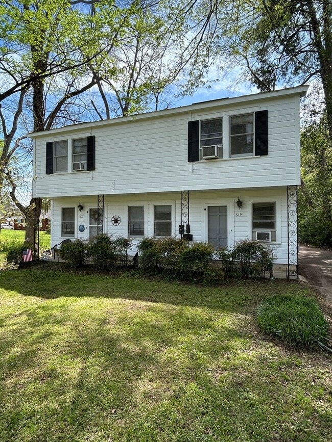 Building Photo - 817 Boulevard St
