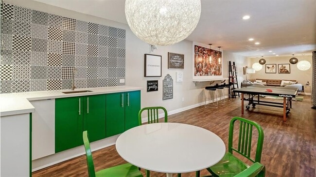 Foto del edificio - Dwell Apartment Homes