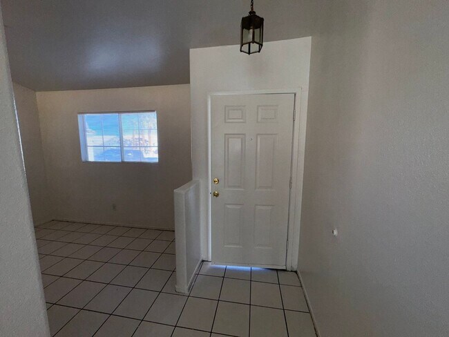 Foto del edificio - Single Story 3 bedroom with Fresh Paint & New Flooring + Blinds Inside! Owner pays HOA dues. All ...