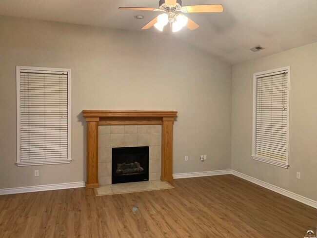 Foto del edificio - 5229 Carson Dr