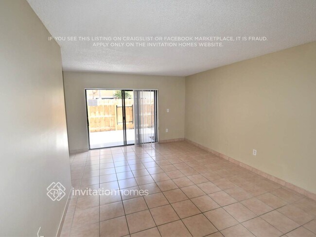 Foto del edificio - 9489 Palm Cir N