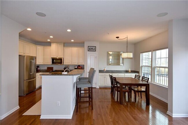 Building Photo - 616 Edison Dr