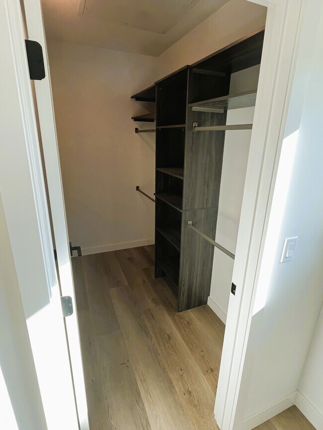 Walk In Closet - 4621 Pickford St