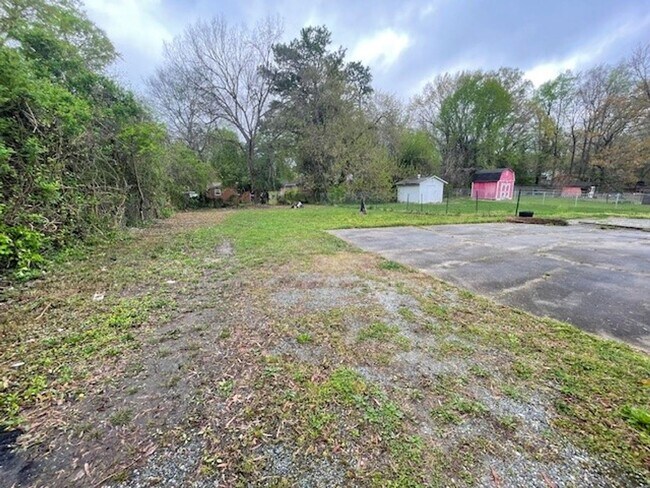 Building Photo - COMING SOON! 3 beds 1.5 baths