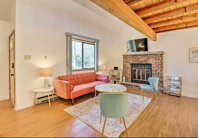Foto del edificio - Charming 3BR House in Tobyhanna