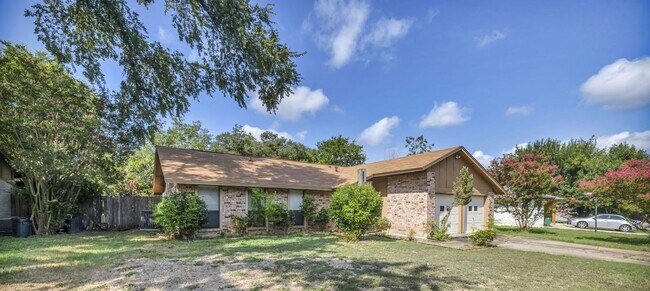 Building Photo - Updated Home in GREAT South Austin Location