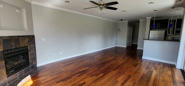 Building Photo - 825 N Hudson Ave