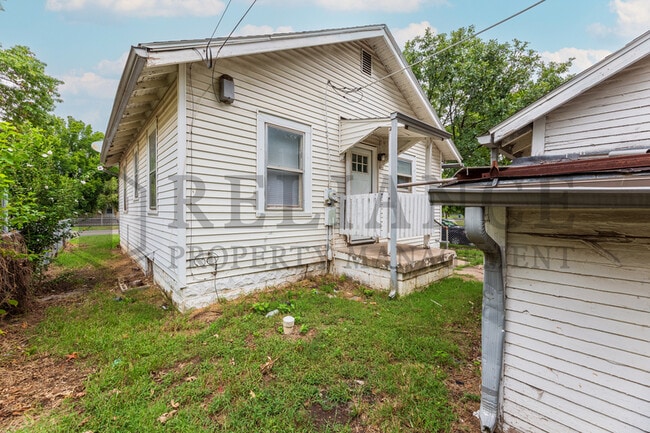Building Photo - 2801 W Maple St