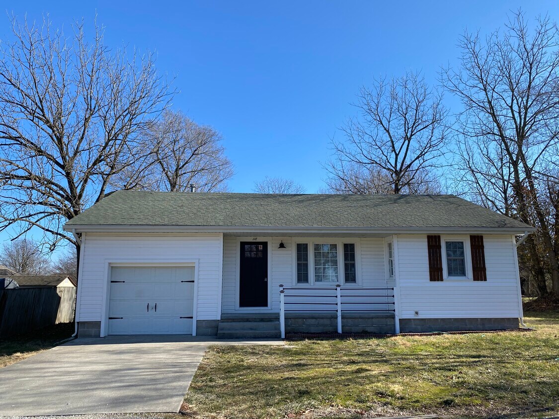 118 N Public Ave, Clever, MO 65631 House for Rent in Clever, MO