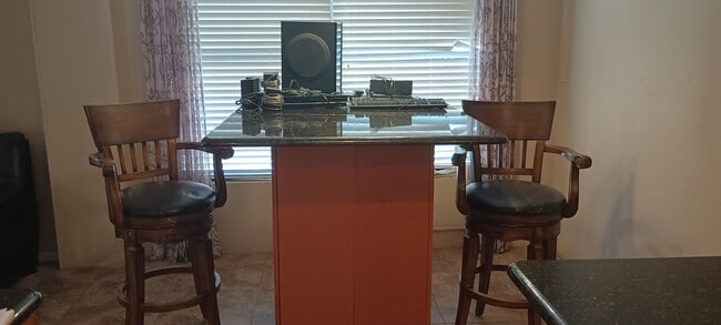 Building Photo - Spacious 3 bedroom home with over-sized fe...
