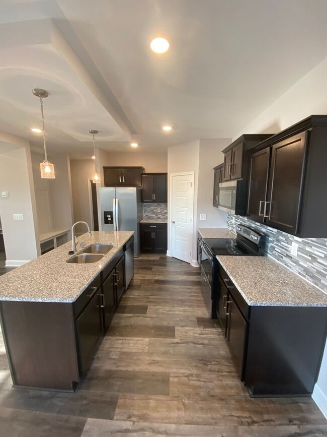 Foto del edificio - Move in with credit approval