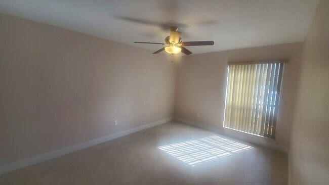 Building Photo - 10738 N Kendall Dr