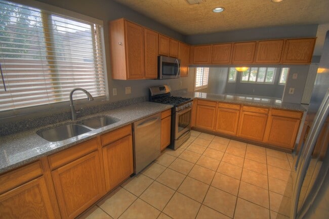 Building Photo - Adorable 2 Bedroom, 2 Bathroom, 2 Car Gara...