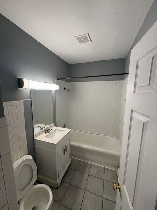 Foto del edificio - 2407 N Sheridan Rd