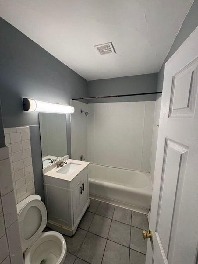 Building Photo - 2407 N Sheridan Rd