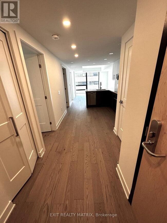 Building Photo - 340 Queen St