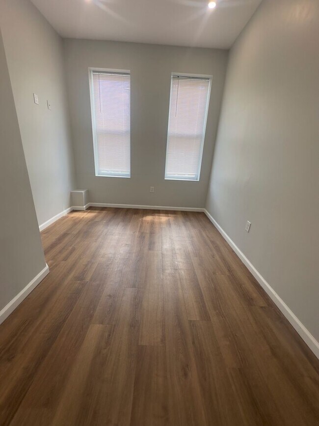 Foto del edificio - 1211 W Cambria St 1 St floor apartment