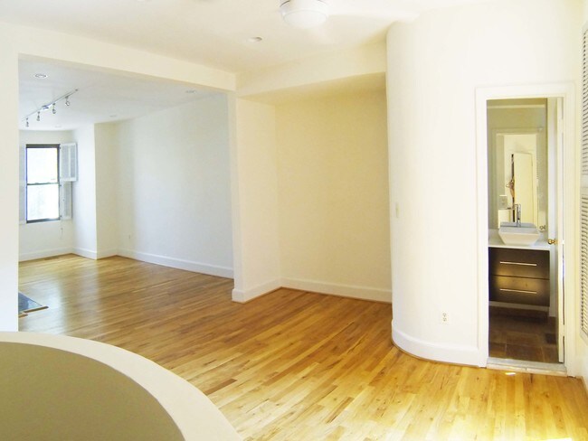 Sala de estar, comedor, Powder habitación - 1318 35th St NW