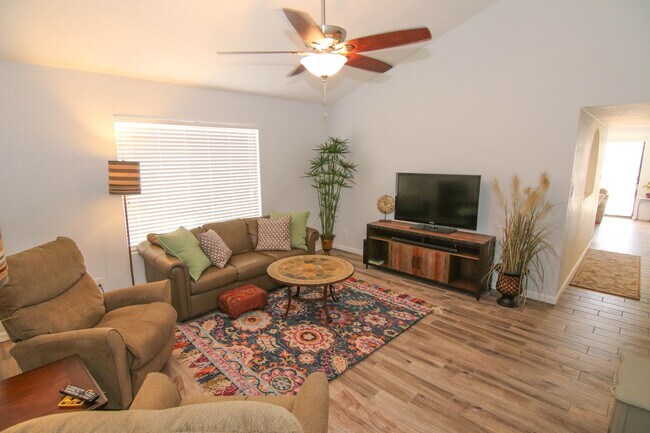 Building Photo - FULLY FURNISHED!