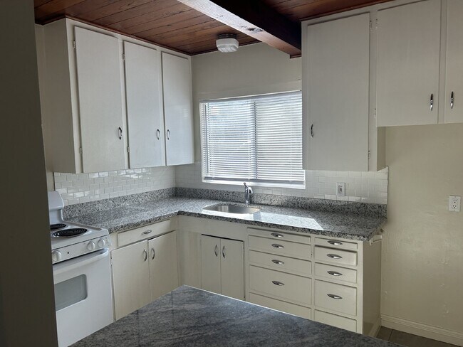 Foto del edificio - One bedroom duplex in central Merced