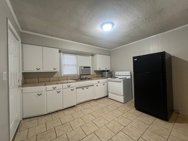 Foto del edificio - MOVE-IN READY!