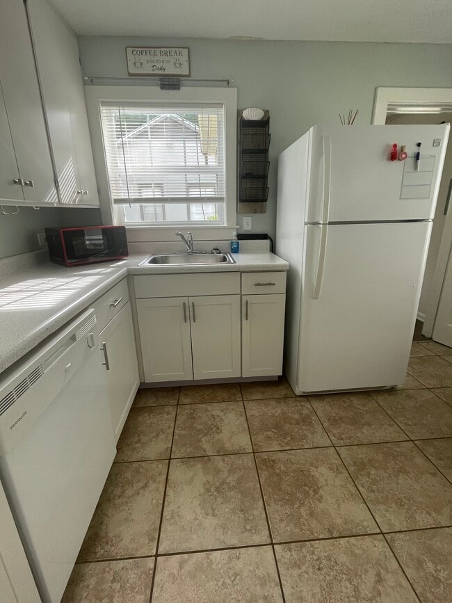 Full kitchen with eat-in table/chairs - 2415 Old North Hills St