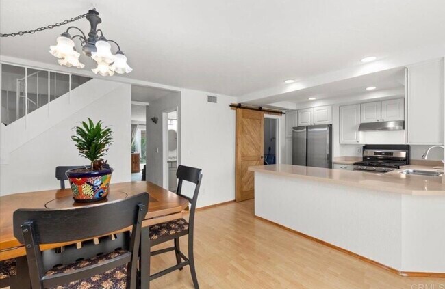 Foto del edificio - 5273 Mount Alifan Dr