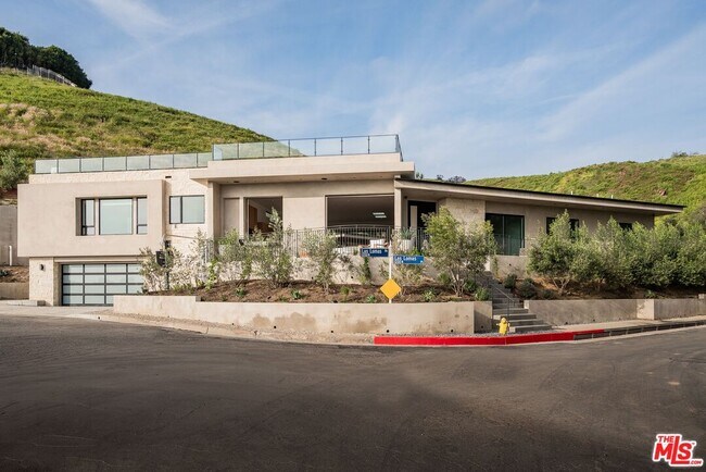 Building Photo - 1205 Las Lomas Pl