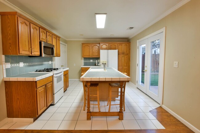 Building Photo - Sharp 3 Bedroom 2 Bath Desirable Cambrian ...
