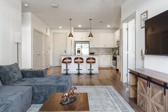 Building Photo - 1301 Leah Ave