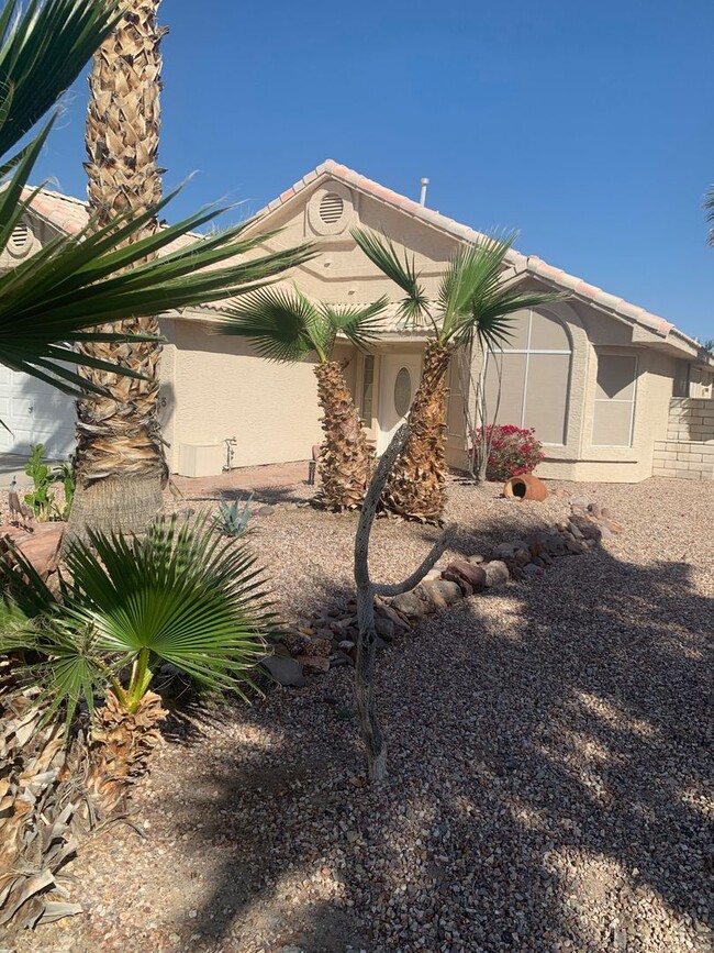 Building Photo - Gated Los Lagos Home