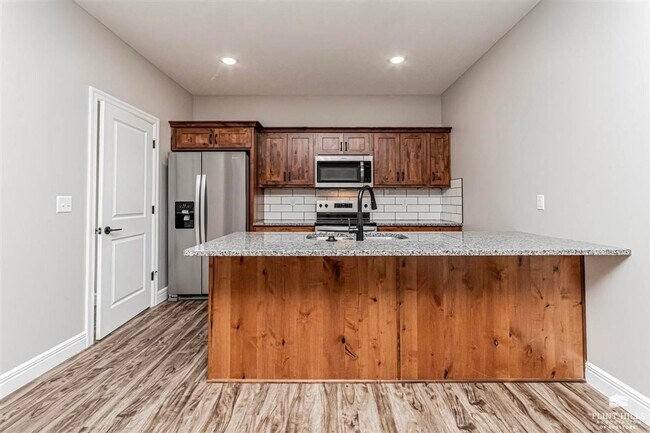 Foto del edificio - Please View the 3D Virtual Walk Through Before Scheduling A Showing