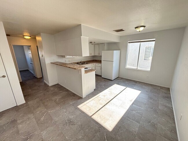 Foto del edificio - Charming 3Bed/1Bath apartment located in North Las Vegas— Enjoy Rent-Free Holidays!