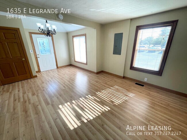 Building Photo - Large primary suite with walk-in closet & ...