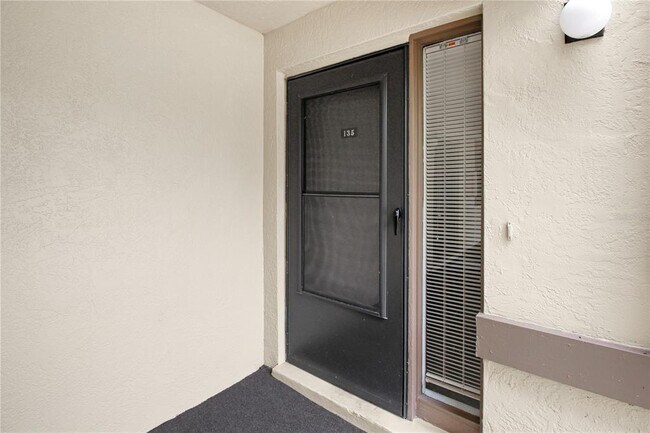 Building Photo - 135 Woodlake Wynde