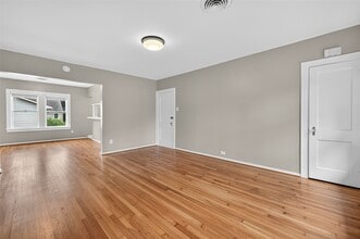 Building Photo - 2343 Wroxton Rd