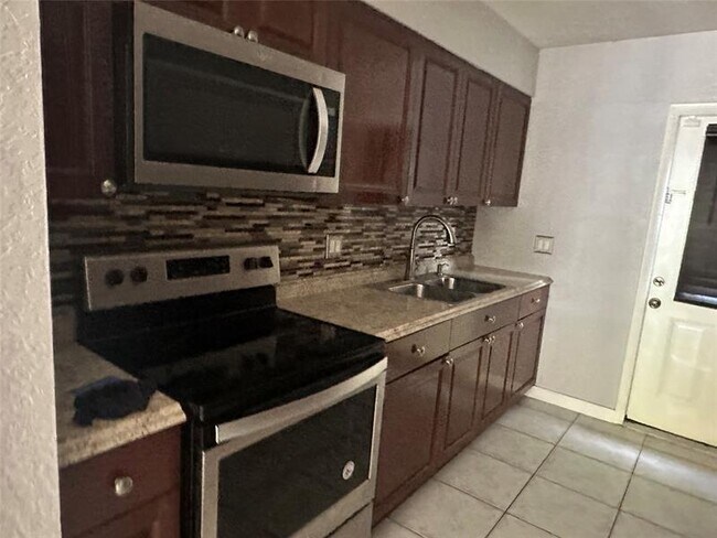 Foto del edificio - 3720-3726 NW 115th Way