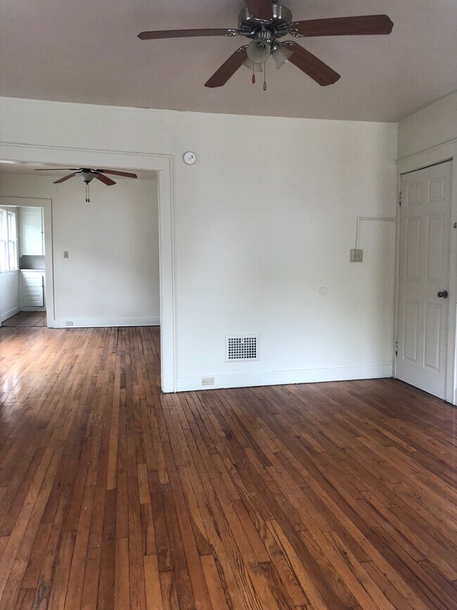Foto del edificio - 221-23-223 Warner Ave