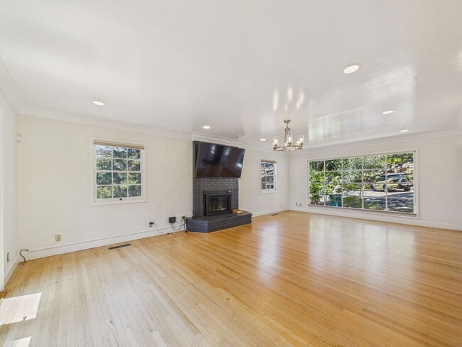 Building Photo - Beautiful serene and private Belmont home